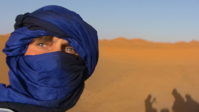 Matthew VanDyke wearing a tagelmust turban in Erg Chebbi Morocco